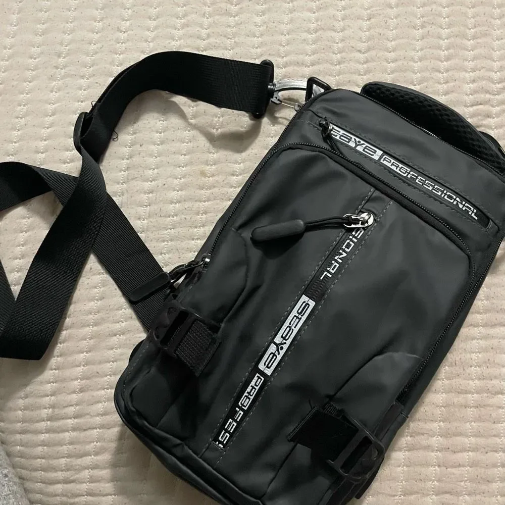 Euc black shoulder or cross body travel bag - Picture 8 of 8